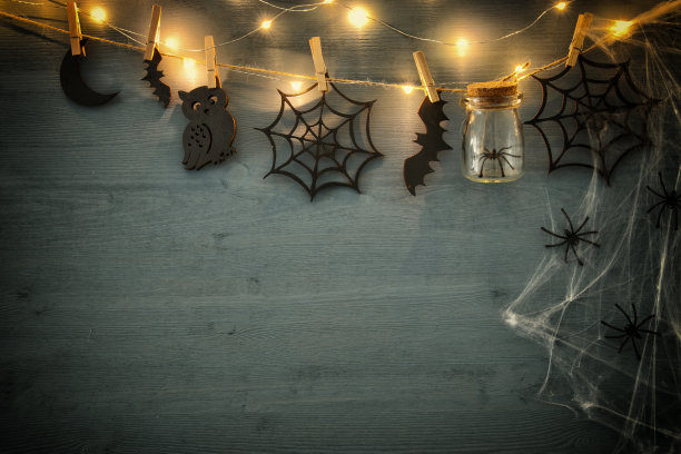 万圣节的节日的概念。装着蜘蛛、浴缸和木制装饰品的马森瓶图片下载