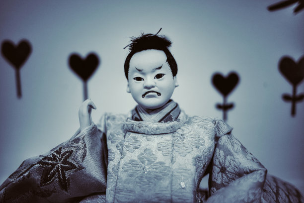 日本娃娃面对恐惧。图片下载