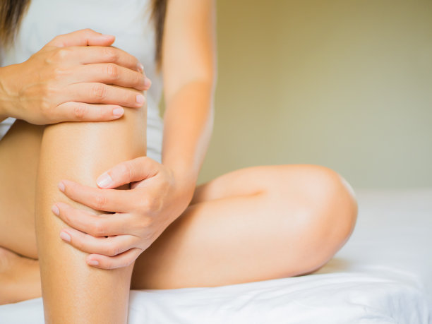 特写镜头女性的腿。腿部疼痛和受伤。医疗保健理念。图片下载