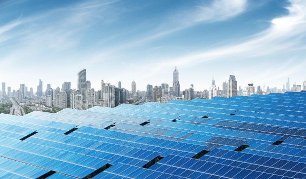 城市背景太阳能电池板，上海，中国。图片下载