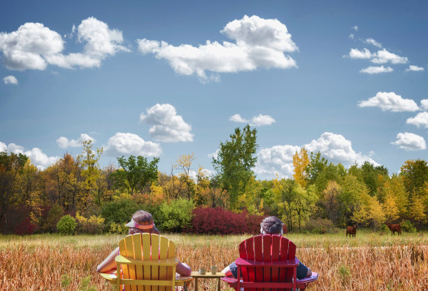 女人和儿子坐在外面的躺椅上图片下载