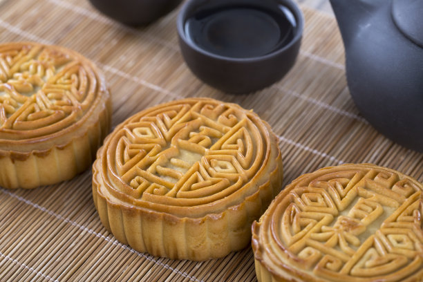 桌上有月饼和茶。中国的中秋节食品。特写镜头。图片下载