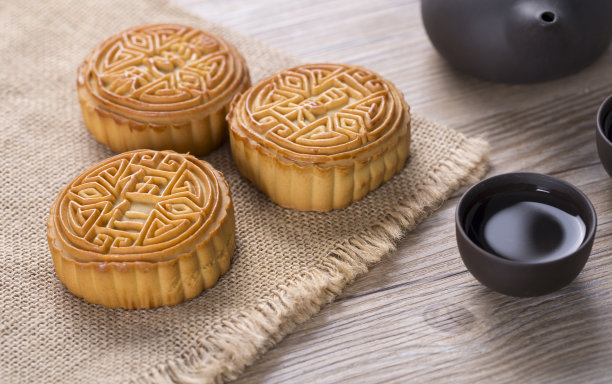 桌上有月饼和茶。中国的中秋节食品。特写镜头。图片下载