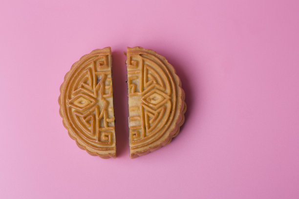 粉红色背景上的月饼，中国中秋节的传统食品。图片下载