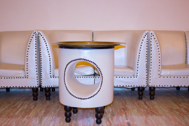 维多利亚时代的皮沙发在白色垃圾房间图片下载