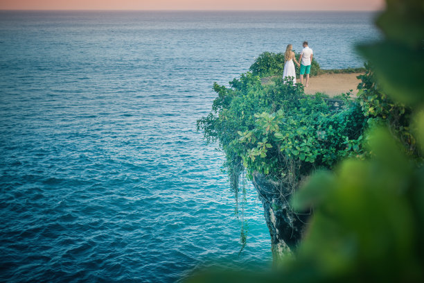 幸福的夫妇在泰国的悬崖图片下载