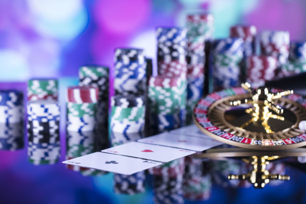 赌场的主题。高对比度图像赌场轮盘赌，扑克游戏，骰子游戏，扑克筹码在赌桌上，所有在彩色的散景背景。图片下载