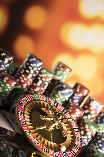 赌场的主题。高对比度图像赌场轮盘赌，扑克游戏，骰子游戏，扑克筹码在赌桌上，所有在彩色的散景背景。图片下载