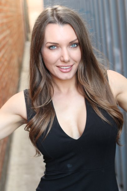 美丽的女人微笑在城市的背景图片下载