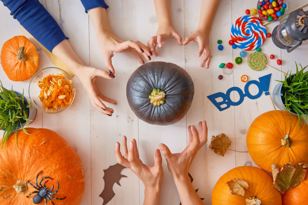 一家人为万圣节做准备。图片下载