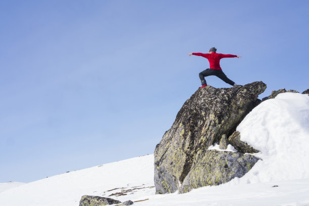 黄金和光荣，伙计，不列颠哥伦比亚州的滑雪者举起双手，赞美挪威的哈当厄飞机的荒野图片下载