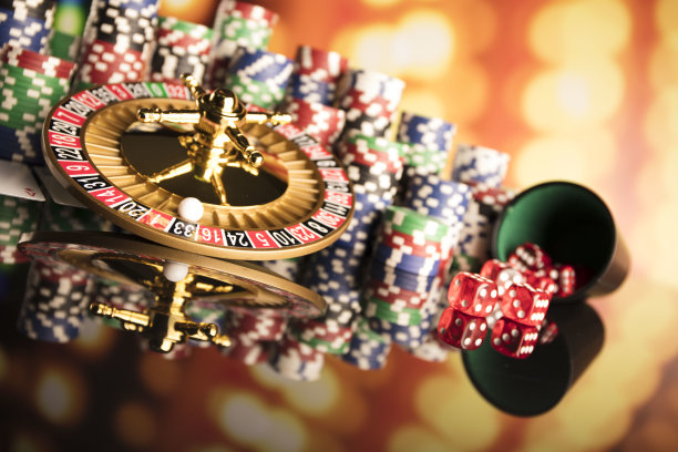 赌场的主题。高对比度图像赌场轮盘赌，扑克游戏，骰子游戏，扑克筹码在赌桌上，所有在彩色的散景背景。图片下载