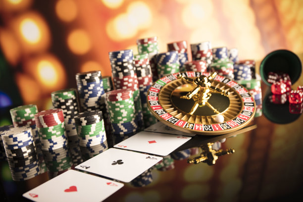 赌场的主题。高对比度图像赌场轮盘赌，扑克游戏，骰子游戏，扑克筹码在赌桌上，所有在彩色的散景背景。图片下载