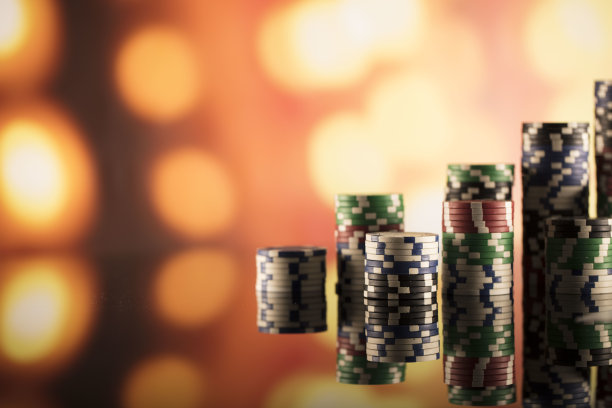 赌场的主题。高对比度图像赌场轮盘赌，扑克游戏，骰子游戏，扑克筹码在赌桌上，所有在彩色的散景背景。图片下载