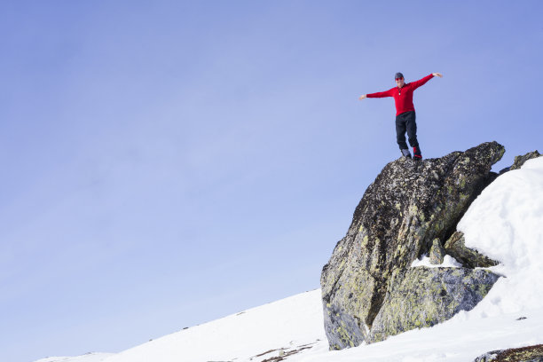 黄金和光荣，伙计，不列颠哥伦比亚州的滑雪者举起双手，赞美挪威的哈当厄飞机的荒野图片下载