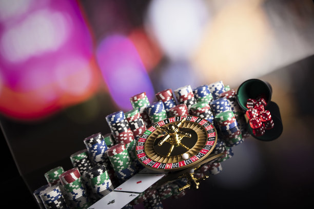 赌场的主题。高对比度图像赌场轮盘赌，扑克游戏，骰子游戏，扑克筹码在赌桌上，所有在彩色的散景背景。图片下载