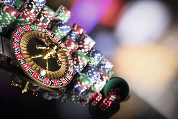 赌场的主题。高对比度图像赌场轮盘赌，扑克游戏，骰子游戏，扑克筹码在赌桌上，所有在彩色的散景背景。图片下载