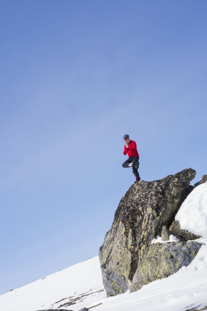 黄金和光荣，伙计，不列颠哥伦比亚省的滑雪者一边练习瑜伽，一边享受挪威哈当厄飞机的荒野图片下载