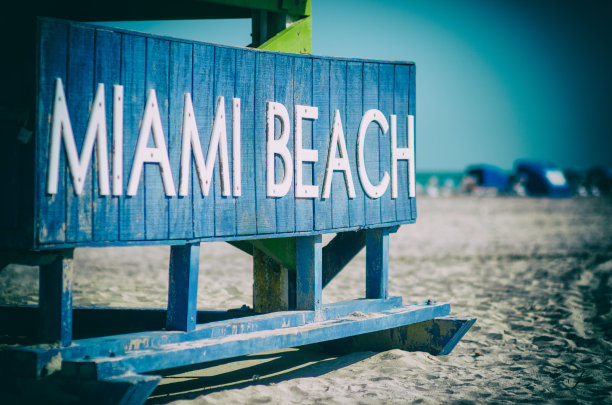 经典的木制救生员小屋迈阿密海滩图片下载