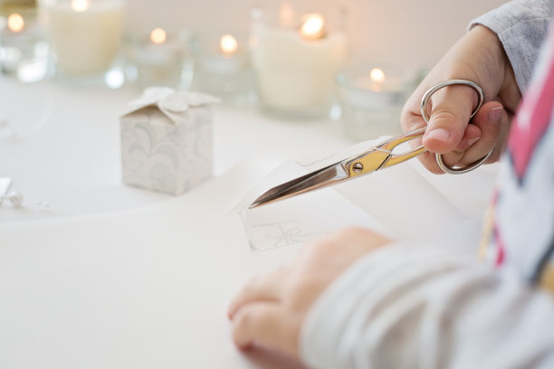 孩子的手握剪刀的特写照片，剪纸，创建圣诞纸折纸，手工制作圣诞日历图片下载