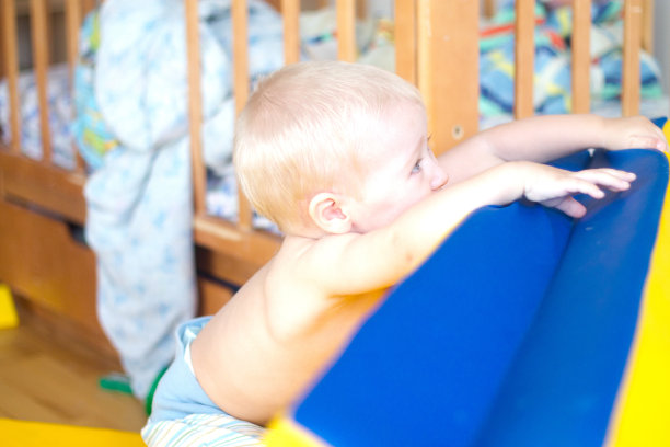 金发碧眼的孩子玩图片下载