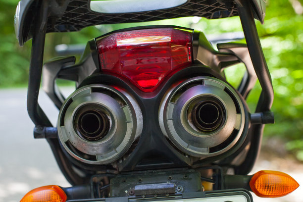 摩托车停在路上图片下载