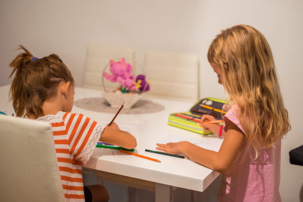 姐妹们正在做作业图片下载