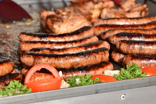 在市场上一个大煎锅里煎香肠图片下载