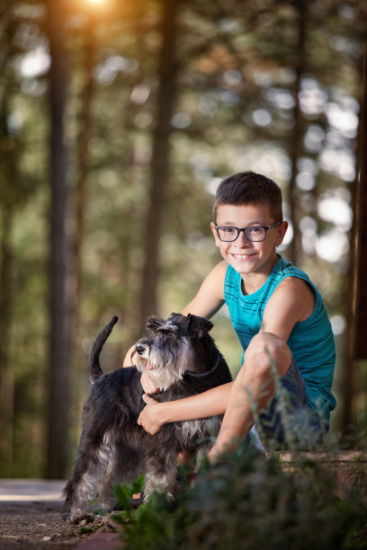漂亮的男孩和他最好的朋友——狗图片下载