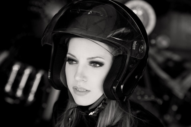 脸戴摩托车头盔，特写图片下载