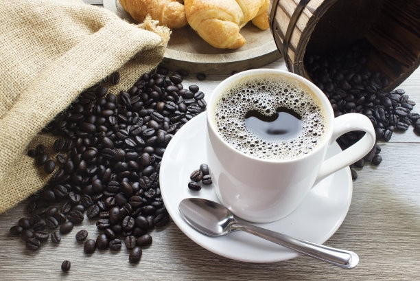 白杯子里的咖啡，木托盘上的砂锅图片下载