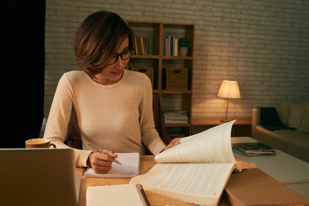 学习的女孩图片下载