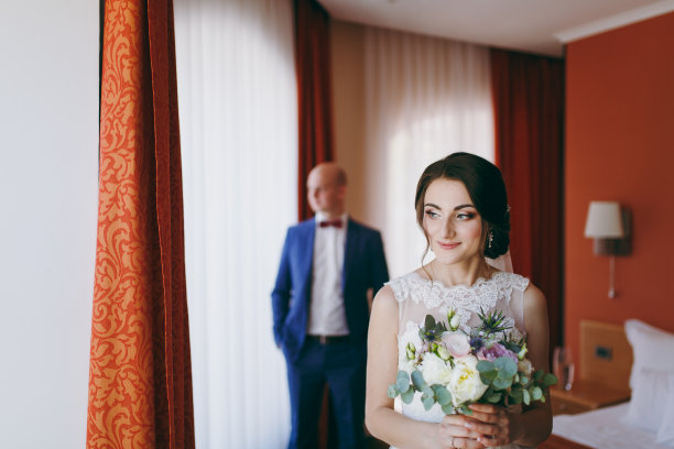 婚礼前新娘和新郎在新娘公寓第一次见面图片下载