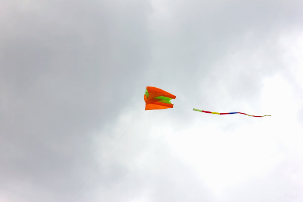 五颜六色的风筝自由地在晴朗的天空中飞翔，一个美丽的夏日图片下载