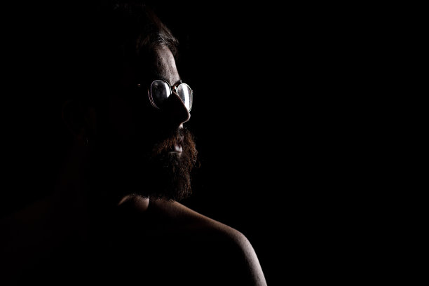 穿深色衣服的嬉皮士素材图片