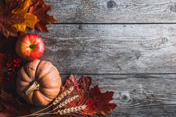 木桌上放着枫叶和南瓜图片下载