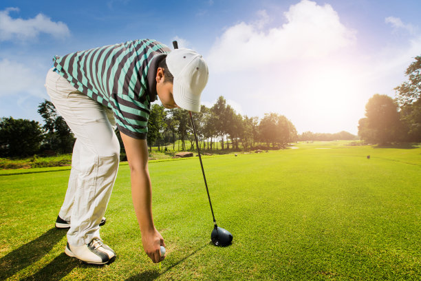 高尔夫球手是夏天球场上的高尔夫球图片下载