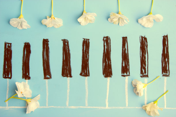 蓝色背景上的钢琴绘画图片下载