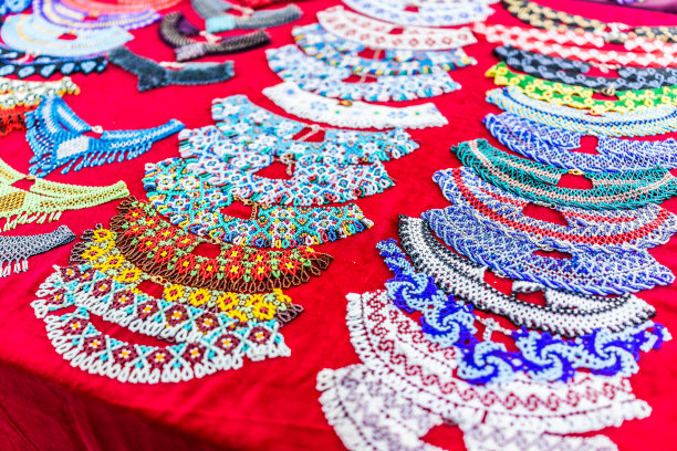 用传统乌克兰玻璃珠制成的项链或手镯的特写在市场，商店，商店的桌子上展示图片下载