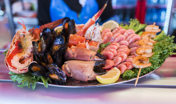 挪威卑尔根鱼市货架上的各种海鲜图片下载