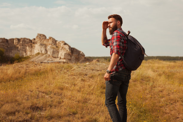 看向别处的人图片下载
