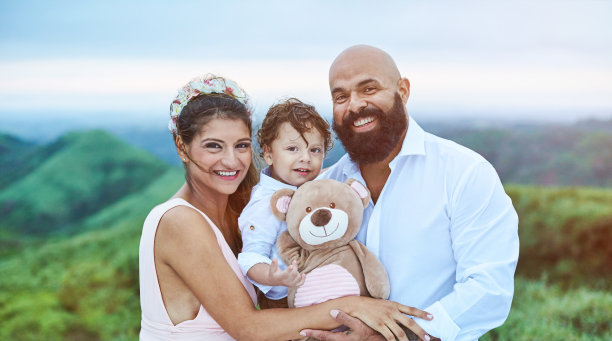 年轻拉丁裔家庭微笑图片下载