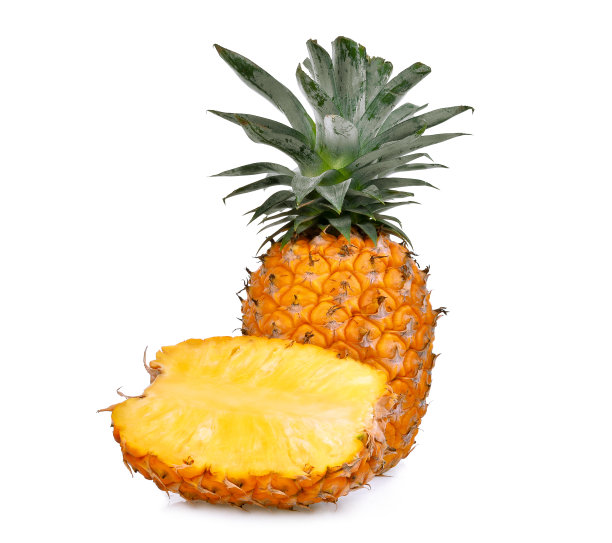 成熟的整个和一半的菠萝，切片孤立在白色背景上图片下载
