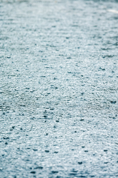 人行道被雨水淹没了图片下载