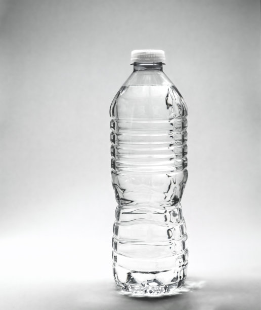 瓶装水在一个简单的背景。图片下载