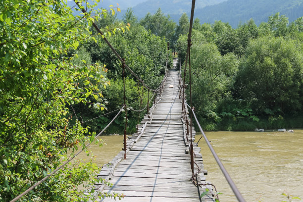 横跨斯科尼察河的木桥，乌克兰喀尔巴阡图片下载