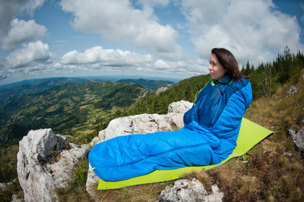 山里的美丽女孩。图片下载