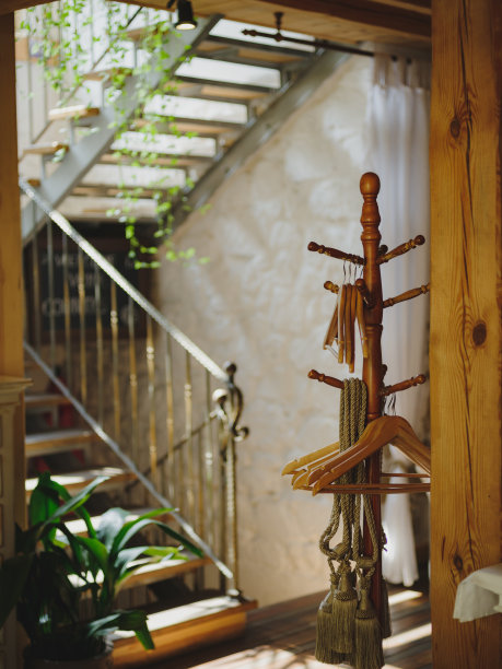 风格宜人的现代餐厅。等待客人。完美的风格，衣架。楼梯到二楼。图片下载