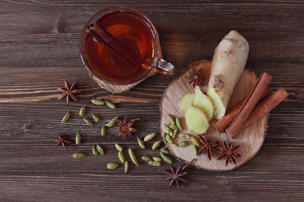 静物与一杯茶，香料在深色木质背景(俯视图)素材图片