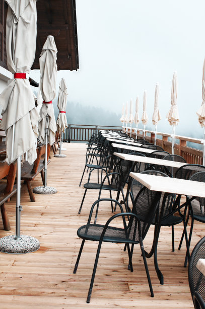 阿尔卑斯山的户外山餐厅图片下载